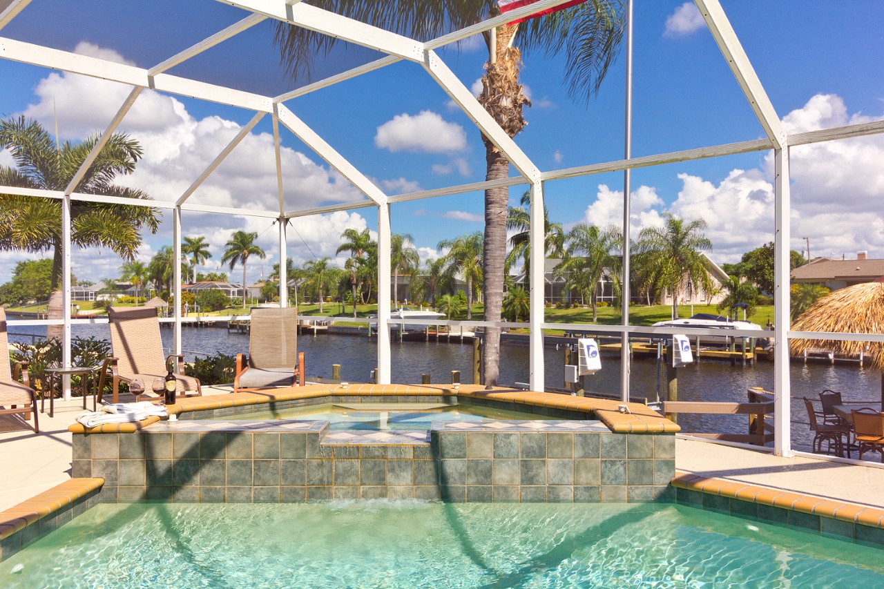 Waterfront Serentity 3 Bedroom waterfront pool home in a quiet